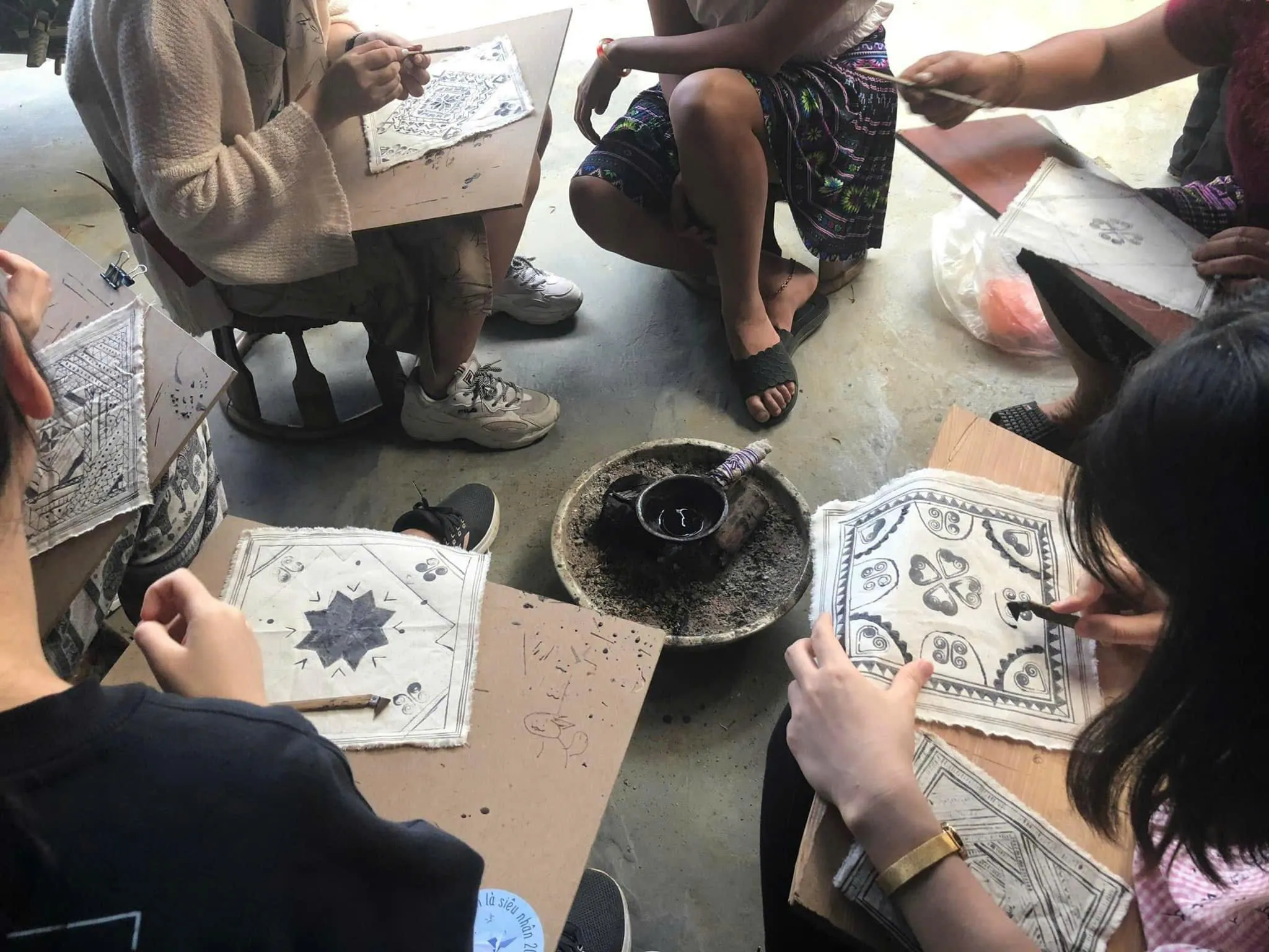 Xưởng vẽ batik H'Mông